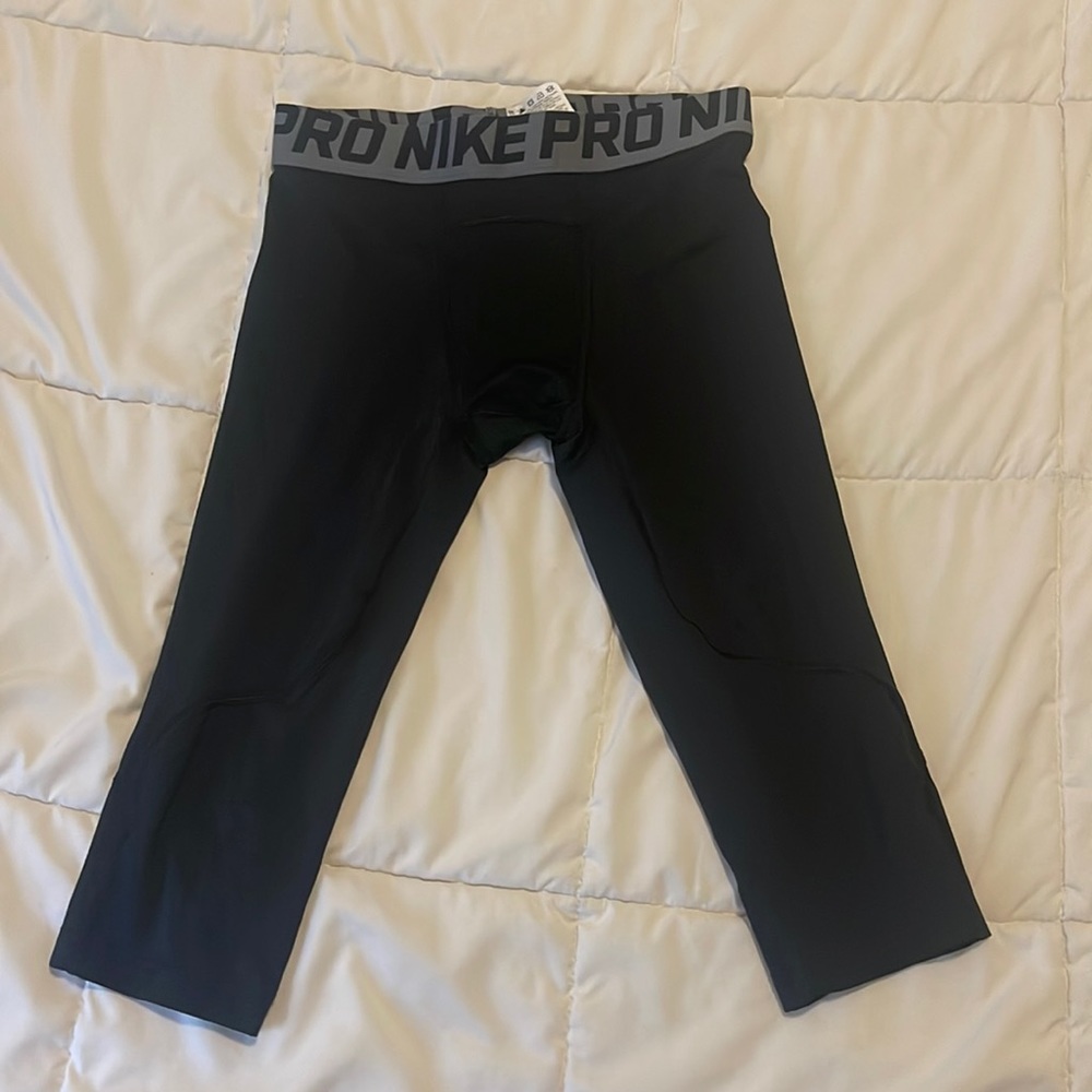 Girls Nike Dri-Fit Pro leggings. Capri.